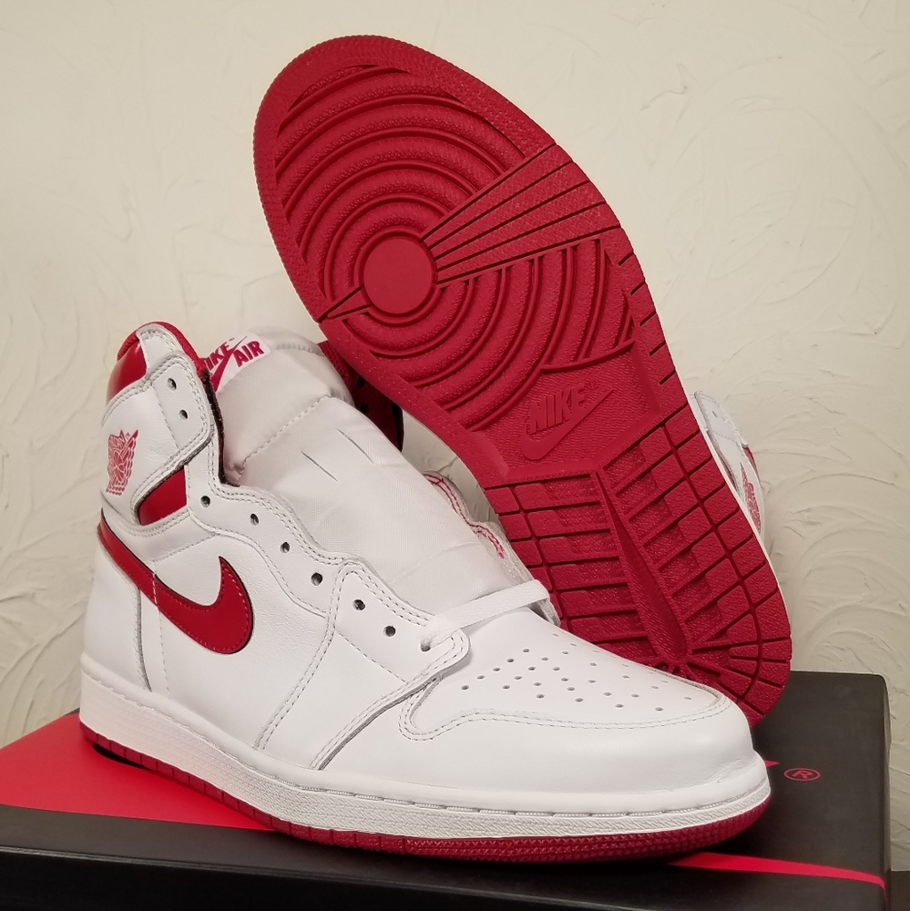 Air Jordan 1 Retro High Metallic Red Mens Size 8.5